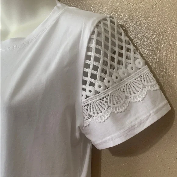 27. Yuna size S/M Elegant Whiteb Tee Sparkling Bear Design Lace Embroidery NWT - Picture 3 of 6